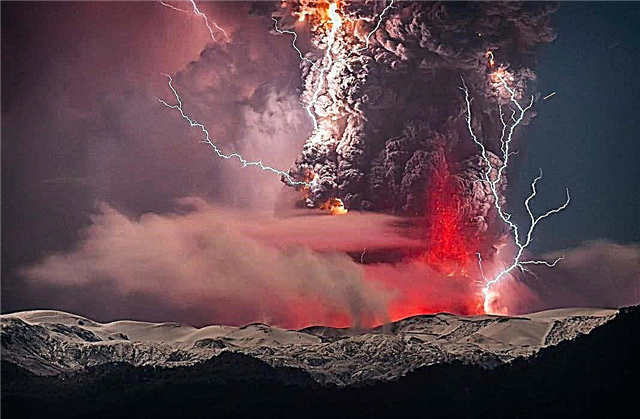 ภาพที่น่าตื่นตาตื่นใจของการระเบิดของภูเขาไฟจาก Francisco Negroni